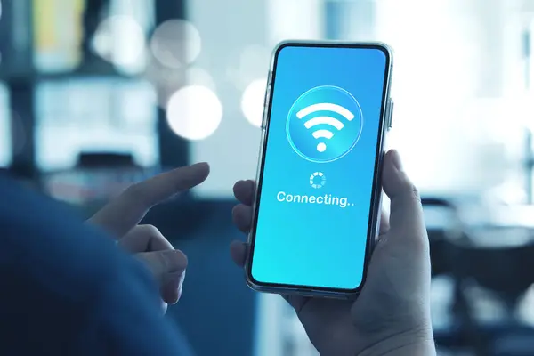 Akıllı telefon kullanan adam akıllı telefondan kablosuz sadakate (Wi-Fi) bağlanıyor. Teknolojik, kablosuz ağ bağlantıları, güvenlik siberi ve Wi-Fi şifrelemesi kavramları.