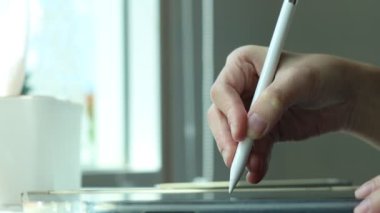 Tablet üzerinde dijital stil kullanarak el yazısı. Belgeleri tablet yoluyla imzalamak veya elektronik notlar almak dijital imza kavramı