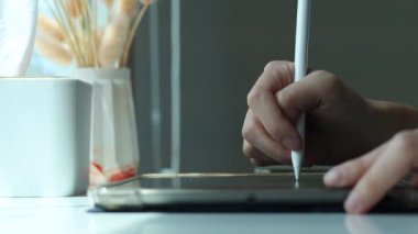 Tablet üzerinde dijital stil kullanarak el yazısı. Belgeleri tablet yoluyla imzalamak veya elektronik notlar almak dijital imza kavramı