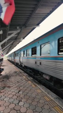 Tren istasyonuna vardığında yavaş çekim görüntüsü. Uzun zamandır yolculara hizmet veren Lampang Tren İstasyonu..