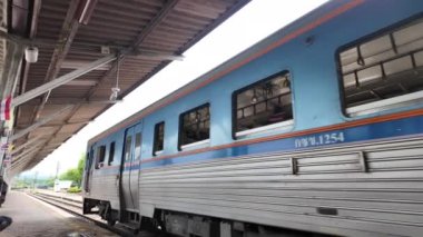 Lampang Tren İstasyonu, tren istasyonuna varışının yavaş çekim görüntüleri.