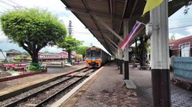 Tren istasyonuna vardığında yavaş çekim görüntüsü. Uzun zamandır yolculara hizmet veren Lampang Tren İstasyonu..