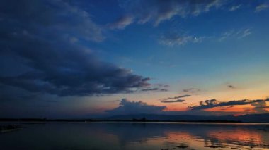 Manzara, gökyüzü ve bulutların gün batımında nehir kıyısında Kwan Phayao, Tayland
