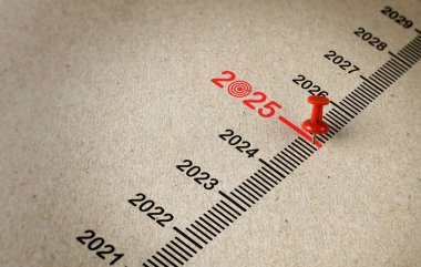 Kırmızı pim işaretleri 2025 yılı ve kağıt üzerinde hedef simgesi. Yeni yıla başla, 2024 'ten 2025' e geçişin yanı sıra hayatta başarı için yeni hedefler belirle.