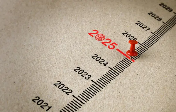 Kırmızı pim işaretleri 2025 yılı ve kağıt üzerinde hedef simgesi. Yeni yıla başla, 2024 'ten 2025' e geçişin yanı sıra hayatta başarı için yeni hedefler belirle.
