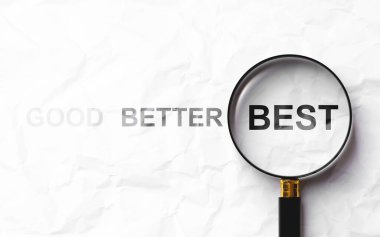 İş, müşteri hizmetleri veya ürünün kalite ve değerlendirme seviyelerini karşılaştırma kavramı. Kağıt arkaplanda iyi ve daha iyi sözcükler arasında en iyi büyüteçle ifade etmek.