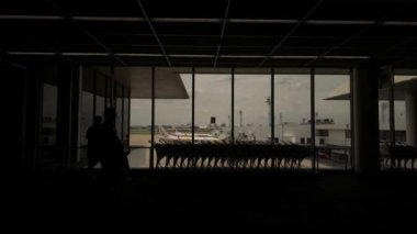 Don Mueang Havaalanı, Bangkok 'taki uçağa binmek için bekleyen yolcular..