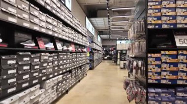 Central Village Lüks Mağazası 'ndaki bir mağazada marka ayakkabılar deposu. Çekim 4k