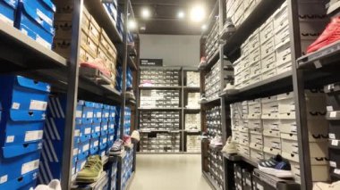 Central Village Lüks Mağazası 'ndaki bir mağazada marka ayakkabılar deposu. Çekim 4k