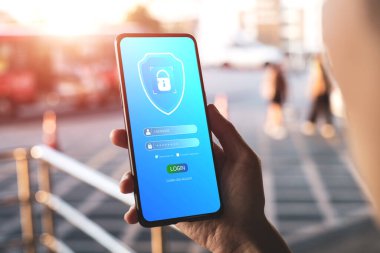 Akıllı telefon güvenlik sistemi. Teknoloji kişisel verilere ve çevrimiçi mali işlemlere erişimi koruyor. Güvenli kimlik ve parola ile.