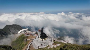 Güneş dünyası Fansipan Efsanesi, Fansipan Tepesi 'nin puslu bir sabah manzarası. Popüler turizm merkezleri. Soğuk hava koşulları Sapa City, Lao Cai, Kuzey Vietnam' da yer alıyor..