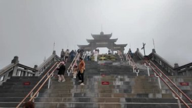 Güneş dünyası Fansipan Efsanesi, Fansipan Tepesi 'nin puslu bir sabah manzarası. Popüler turizm merkezleri. Soğuk hava koşulları Sapa City, Lao Cai, Kuzey Vietnam' da yer alıyor..