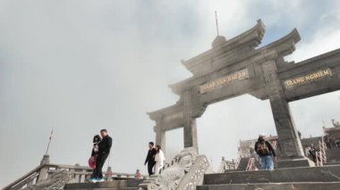 Güneş dünyası Fansipan Efsanesi, Fansipan Tepesi 'nin puslu bir sabah manzarası. Popüler turizm merkezleri. Soğuk hava koşulları Sapa City, Lao Cai, Kuzey Vietnam' da yer alıyor..