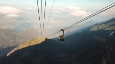 Güneş dünyası Fansipan Efsanesi, Fansipan Tepesi 'nin puslu bir sabah manzarası. Popüler turizm merkezleri. Soğuk hava koşulları Sapa City, Lao Cai, Kuzey Vietnam' da yer alıyor..