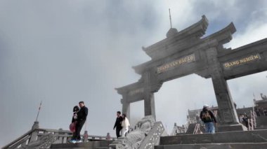 Güneş dünyası Fansipan Efsanesi, Fansipan Tepesi 'nin puslu bir sabah manzarası. Popüler turizm merkezleri. Soğuk hava koşulları Sapa City, Lao Cai, Kuzey Vietnam' da yer alıyor..