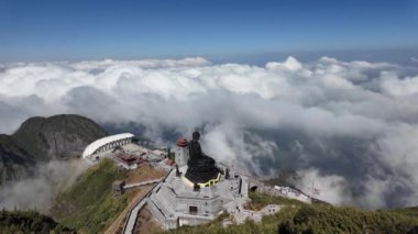 Güneş dünyası Fansipan Efsanesi, Fansipan Tepesi 'nin puslu bir sabah manzarası. Popüler turizm merkezleri. Soğuk hava koşulları Sapa City, Lao Cai, Kuzey Vietnam' da yer alıyor..