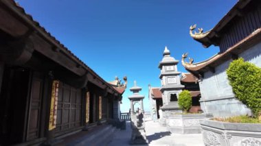 Güneş dünyası Fansipan Efsanesi, Fansipan Tepesi 'nin puslu bir sabah manzarası. Popüler turizm merkezleri. Soğuk hava koşulları Sapa City, Lao Cai, Kuzey Vietnam' da yer alıyor..