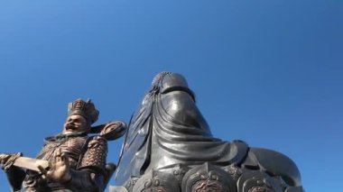 Güneş dünyası Fansipan Efsanesi, Fansipan Tepesi 'nin puslu bir sabah manzarası. Popüler turizm merkezleri. Soğuk hava koşulları Sapa City, Lao Cai, Kuzey Vietnam' da yer alıyor..