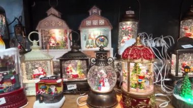 Yılbaşı ve Noel hazırlıkları için Noel süsleri ve oyuncaklarıyla dolu bir dükkan, Hanoi, Vietnam 'da Noel alışverişi