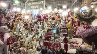 Yılbaşı ve Noel hazırlıkları için Noel süsleri ve oyuncaklarıyla dolu bir dükkan, Hanoi, Vietnam 'da Noel alışverişi