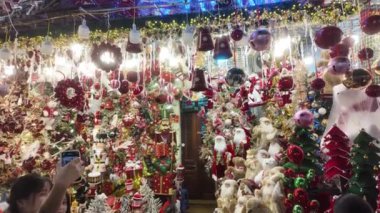 Yılbaşı ve Noel hazırlıkları için Noel süsleri ve oyuncaklarıyla dolu bir dükkan, Hanoi, Vietnam 'da Noel alışverişi
