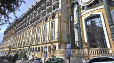 Sapa 'daki Sun Plaza civarında, Fansipan Dağı' na seyahat için turistik servis noktası. Lao Cai, Vietnam 'da güzel mimarisi olan popüler turistik yerler.