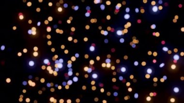 Renkli daire ışığı, parlak bulanık hareket eden, siyah arkaplan görüntü ekranında bokeh ışık efekti. 4K Hareketi