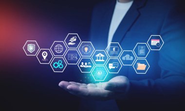 İş adamları, pazarlama, işletme yönetimi içgörüleri, para yönetimi, çevrimiçi ağ, KPI raporlama ve sohbet robotlarını analiz etmek için yapay zeka teknolojisi kullanma konseptini gösterdiler..