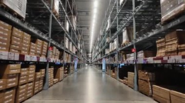 Bangkok, Tayland. Büyük bir IKEA mağazası deposu. Malların müşterilere satılan ürün stoklarını yenilemek için rekor çelik çerçevelere istiflendiği depo..
