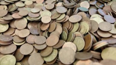 Birçok madeni paranın arka planı. Bankacılık, nakit ve döviz kurları konsepti. 4K yavaş çekim görüntüleri