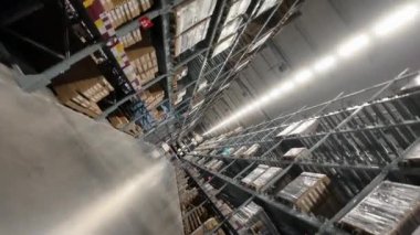 Bangkok, Tayland. Büyük bir IKEA mağazası deposu. Malların müşterilere satılan ürün stoklarını yenilemek için rekor çelik çerçevelere istiflendiği depo..