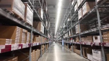 Bangkok, Tayland. Büyük bir IKEA mağazası deposu. Malların müşterilere satılan ürün stoklarını yenilemek için rekor çelik çerçevelere istiflendiği depo..