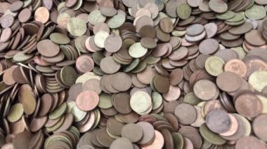 Birçok madeni paranın arka planı. Bankacılık, nakit ve döviz kurları konsepti. 4K yavaş çekim görüntüleri