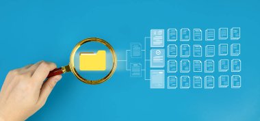 Dosya ve belge simgeleriyle mavi bir zemin üzerinde büyüteç. Belge veritabanı arama motoru ve büyük veri işleme ile etkili belge yönetimi kavramı.