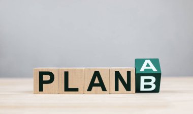 Ahşap küpler, A planından B planına tahta bir masa üzerinde dönüşür. Yedek planları olan planlama, acil durum planları ve risk yönetimi kavramı.