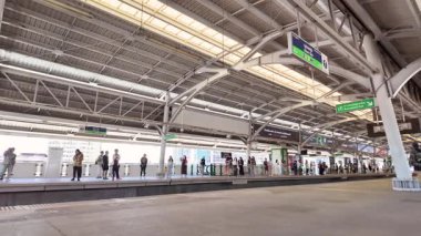 Bangkok, Tayland. Udom Suk BTS İstasyonu. İstasyonun BTS 'ye binmek için bekleyen yolcularla, kullanışlı ve hızlı toplu taşıma araçlarının 4k' lik videosu.