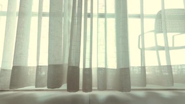 Beyaz perdeler sallanırken rüzgar eve ve sabah güneşine esiyordu..