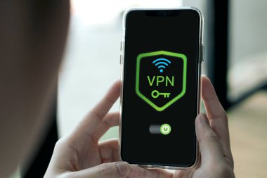 Akıllı telefon ekranında güvenlik sistemli VPN görünüyor. Sanal Özel Ağ kavramı, kullanıcı IP adresini gizlemek için özel ağı açık internete bağlama teknolojisi ve çevrimiçi ağ güvenliği.