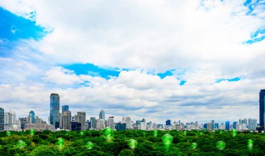 Küresel ısınmayı azaltmak için karbondioksit ve temiz enerjiyi azaltma kavramı. Yeşil ormanlarda yüzen karbondioksitli hava kabarcığı. Başkentin arka planında yüksek binalar var..