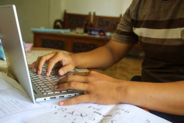 Kediri, Endonezya. 31-5-2024: Laptop ve birinin el bilgisayarı iş, internet ve bağlantı için masanın üzerinde. Çevrimiçi yönetici için dizüstü bilgisayarda yazan iş, şirket ve sekreter veya resepsiyonist.