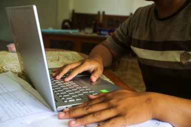 Kediri, Endonezya. 31-5-2024: Laptop ve birinin el bilgisayarı iş, internet ve bağlantı için masanın üzerinde. Çevrimiçi yönetici için dizüstü bilgisayarda yazan iş, şirket ve sekreter veya resepsiyonist.