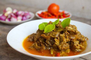 Daging Bumbu Bali (Endonezya baharatlı Baharatlı Baharatlı Biftek) Endonezya 'dan ünlü lezzetli bir yemektir. Et doğranır ve baharatlı ve kokulu Bali baharatlarıyla pişirilir. Beyaz bir tabakta servis edildi. menü kitabı için.