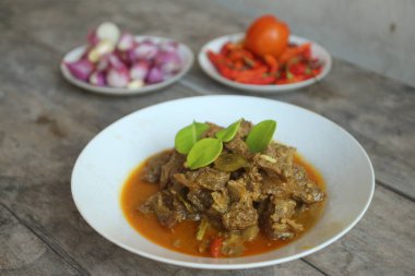 Daging Bumbu Bali (Endonezya baharatlı Baharatlı Baharatlı Biftek) Endonezya 'dan ünlü lezzetli bir yemektir. Et doğranır ve baharatlı ve kokulu Bali baharatlarıyla pişirilir. Beyaz bir tabakta servis edildi. menü kitabı için.