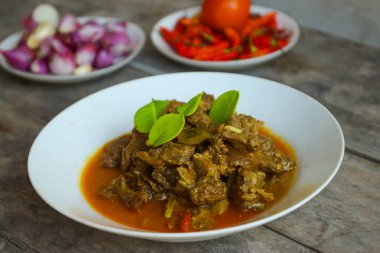 Daging Bumbu Bali (Endonezya baharatlı Baharatlı Baharatlı Biftek) Endonezya 'dan ünlü lezzetli bir yemektir. Et doğranır ve baharatlı ve kokulu Bali baharatlarıyla pişirilir. Beyaz bir tabakta servis edildi. menü kitabı için.