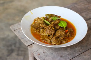 Daging Bumbu Bali (Endonezya baharatlı Baharatlı Baharatlı Biftek) Endonezya 'dan ünlü lezzetli bir yemektir. Et doğranır ve baharatlı ve kokulu Bali baharatlarıyla pişirilir. Beyaz bir tabakta servis edildi. menü kitabı için.