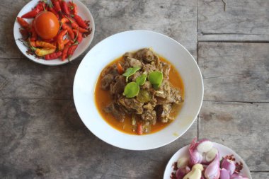 Daging Bumbu Bali (Endonezya baharatlı Baharatlı Baharatlı Biftek) Endonezya 'dan ünlü lezzetli bir yemektir. Et doğranır ve baharatlı ve kokulu Bali baharatlarıyla pişirilir. Beyaz bir tabakta servis edildi. menü kitabı için.