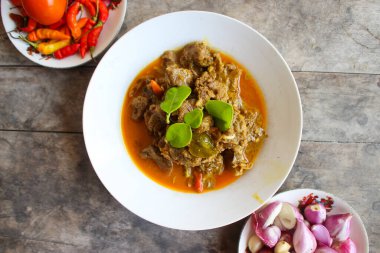 Daging Bumbu Bali (Endonezya baharatlı Baharatlı Baharatlı Biftek) Endonezya 'dan ünlü lezzetli bir yemektir. Et doğranır ve baharatlı ve kokulu Bali baharatlarıyla pişirilir. Beyaz bir tabakta servis edildi. menü kitabı için.