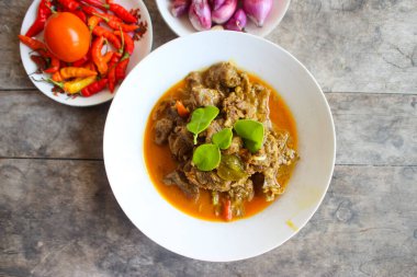 Daging Bumbu Bali (Endonezya baharatlı Baharatlı Baharatlı Biftek) Endonezya 'dan ünlü lezzetli bir yemektir. Et doğranır ve baharatlı ve kokulu Bali baharatlarıyla pişirilir. Beyaz bir tabakta servis edildi. menü kitabı için.
