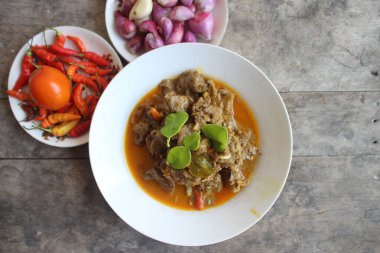Daging Bumbu Bali (Endonezya baharatlı Baharatlı Baharatlı Biftek) Endonezya 'dan ünlü lezzetli bir yemektir. Et doğranır ve baharatlı ve kokulu Bali baharatlarıyla pişirilir. Beyaz bir tabakta servis edildi. menü kitabı için.