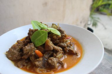 Daging Bumbu Bali (Endonezya baharatlı Baharatlı Baharatlı Biftek) Endonezya 'dan ünlü lezzetli bir yemektir. Et doğranır ve baharatlı ve kokulu Bali baharatlarıyla pişirilir. Beyaz bir tabakta servis edildi. menü kitabı için.